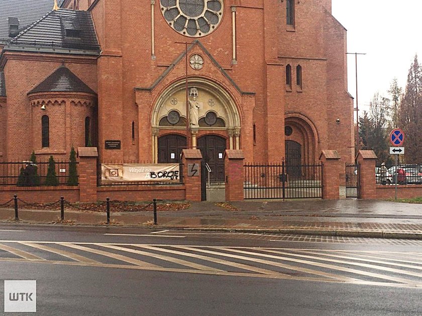 Poznań: Ktoś namalował na murach kościoła błyskawicę i zniszczył baner