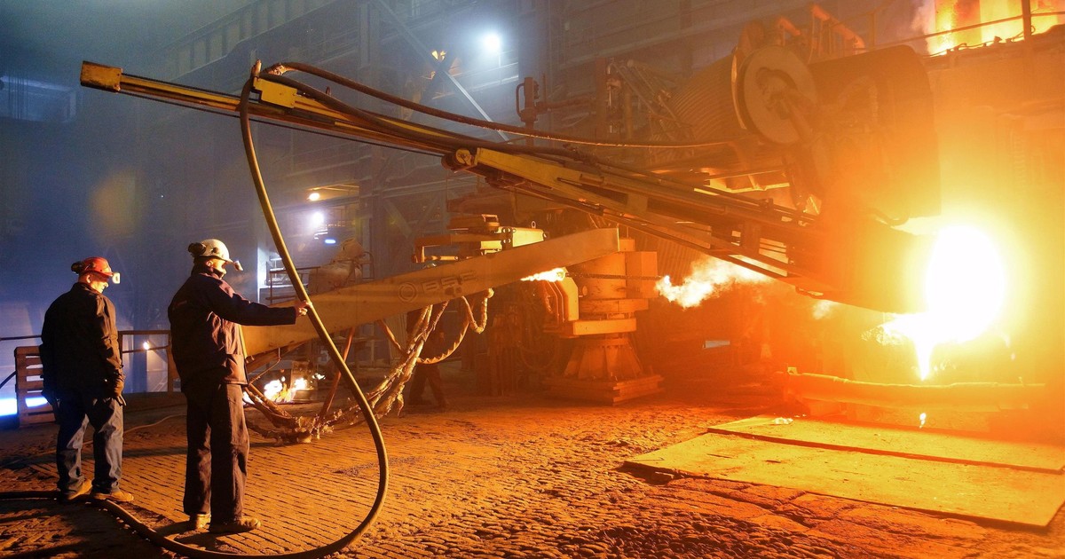 Koszmarny wypadek w hucie. Mężczyzna wpadł do gorącego metalu