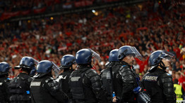A BL-döntő botrányos kezdése miatt akadtak ki a szurkolók, az UEFA is vizsgálódik 