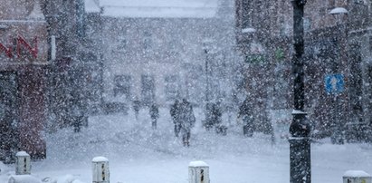 Pierwsze uderzenie zimy. Pół metra śniegu i szklanka na drogach. IMGW ostrzega