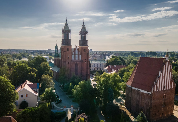 Ponad 700 mieszkańców, a wśród nich osoby starsze i rodziny, może z dnia na dzień zostać bez dachu nad głową – informuje Wielkopolskie Stowarzyszenie Lokatorów. Teren osiedla należy do archidiecezji poznańskiej, której przedstawiciele dementują, by miało