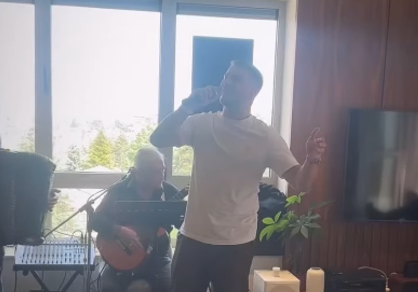 Dušan Milosavljević peva