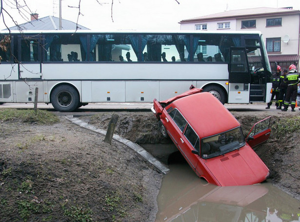 Autobus zepchnął fiata do rowu