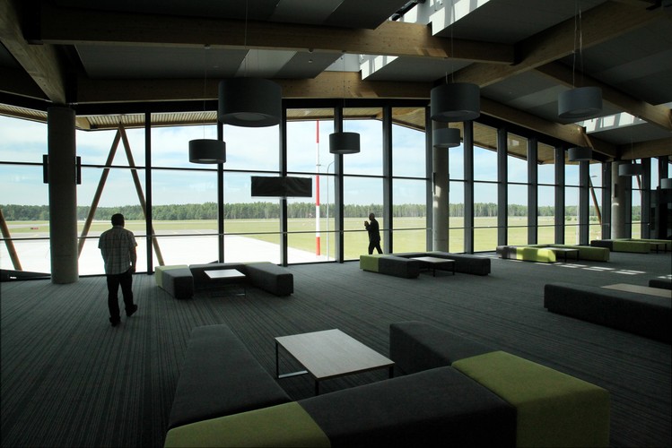 Port lotniczy oddalony jest o ponad 10 km od centrum Szczytna i ok. 56 km na południowy wschód od centrum Olsztyna. <br><br> (tw/ukit) PAP/Tomasz Waszczuk