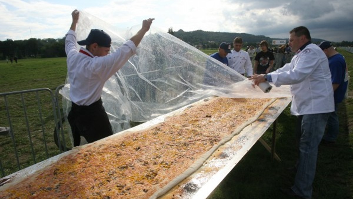 Włosi nie zdzierżyli i odebrali Polakom rekord najdłuższej pizzy na świecie. Nowa rekordzistka liczy [b]1172 metry i 97 centymetrów[/b], a upieczona została w niedzielę w mieście Massa w Toskanii.