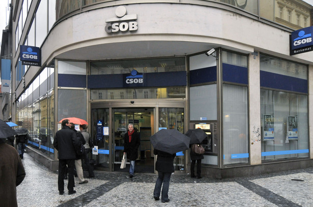 Belgijska grupa bankowo-ubezpieczeniowa KBC chce wprowadzić 30-40 proc. akcji drugiego co do wielkości banku w Czechach, CSOB na giełdy w Pradze i Warszawie w przyszłym roku