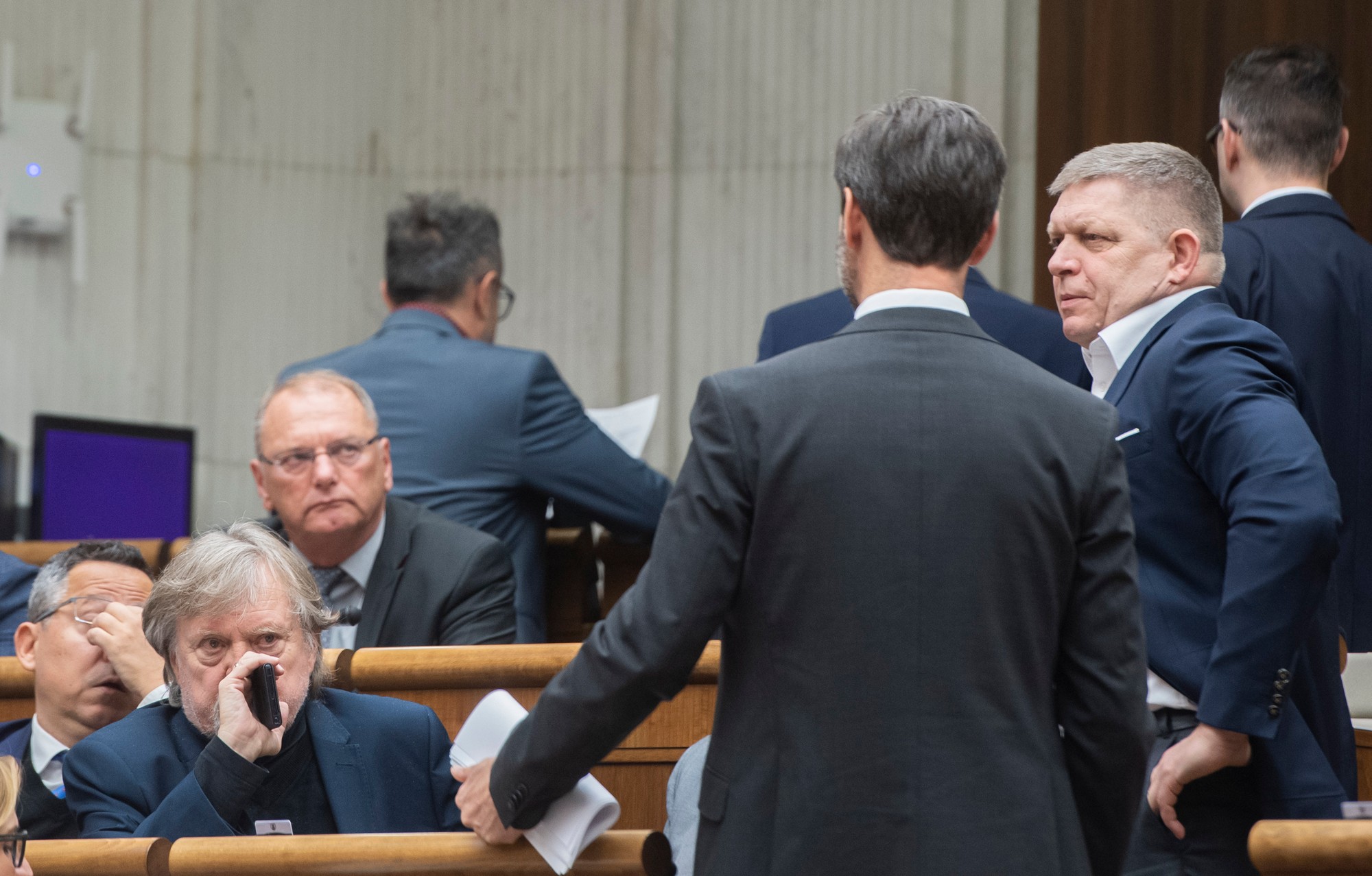 Sprava Robert Fico, podpredseda parlamentu Juraj Blanár, Ľubomír Vážny, Dušan Jarjabek a Ladislav Kamenický (všetci SMER-SD).