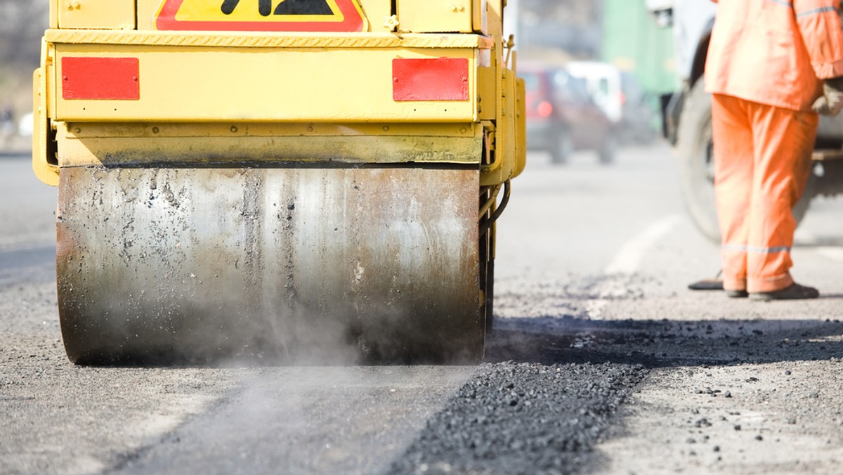 Blisko 130 mln zł dotacji otrzymają samorządy z Warmii i Mazur na budowę lub modernizację dróg lokalnych z Programu Rozwoju Obszarów Wiejskich (PROW) 2014-2020. Umożliwi to zmodernizowanie blisko 300 km dróg powiatowych i gminnych.