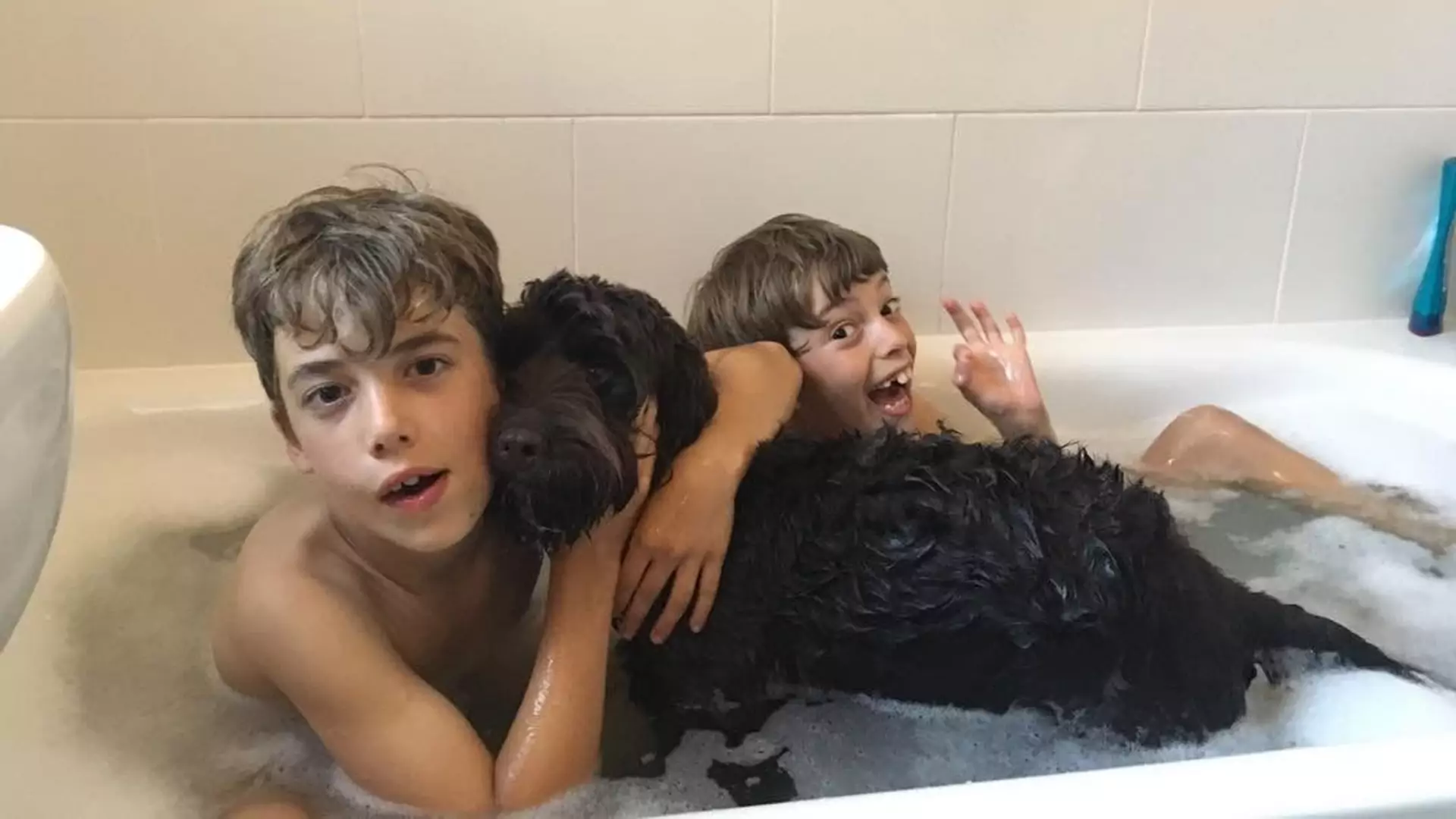 Mama kąpie się ze swoimi nastoletnimi synami