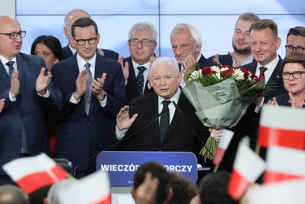 Jarosław Kaczyński w siedzibie PiS po ogłoszeniu sondażowych wyników wyborów.