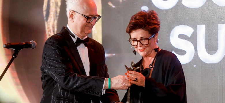 Biżuteryjna dawka ekstrawagancji: Jolanta Kwaśniewska na gali "Osobowości i sukcesy 2022". FOTO