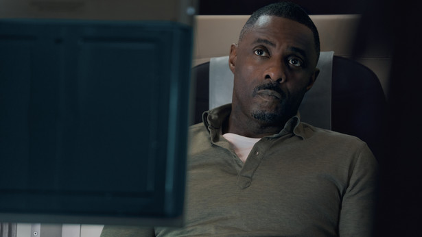 Idris Elba w serialu "W powietrzu"