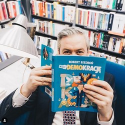 Jak mieszka Robert Biedroń? Romantyczny kącik, figurki Matki Boskiej...