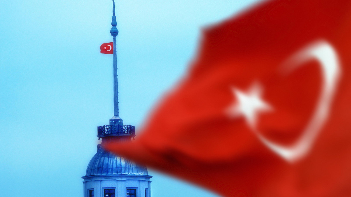 Przedstawiciele Unii Europejskiej wezwali w sobotę Turcję do transparentnej reakcji na pogłębiający się skandal korupcyjny. Towarzyszą mu obawy, iż rząd usiłuje storpedować śledztwo przeciwko osobom zbliżonym do premiera Recepa Tayyipa Erdogana.