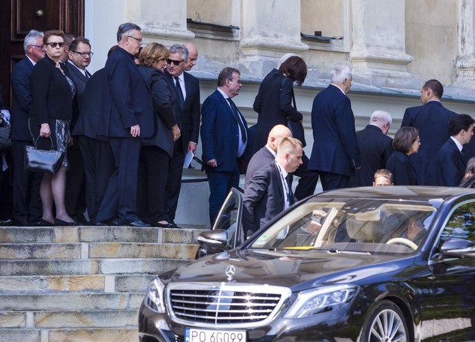 Anna Komorowska, Ryszard Kalisz i Aleksander Kwaśniewski podczas uroczystości pogrzebowych Jana Kulczyka w sanktuarium św. Józefa w Poznaniu