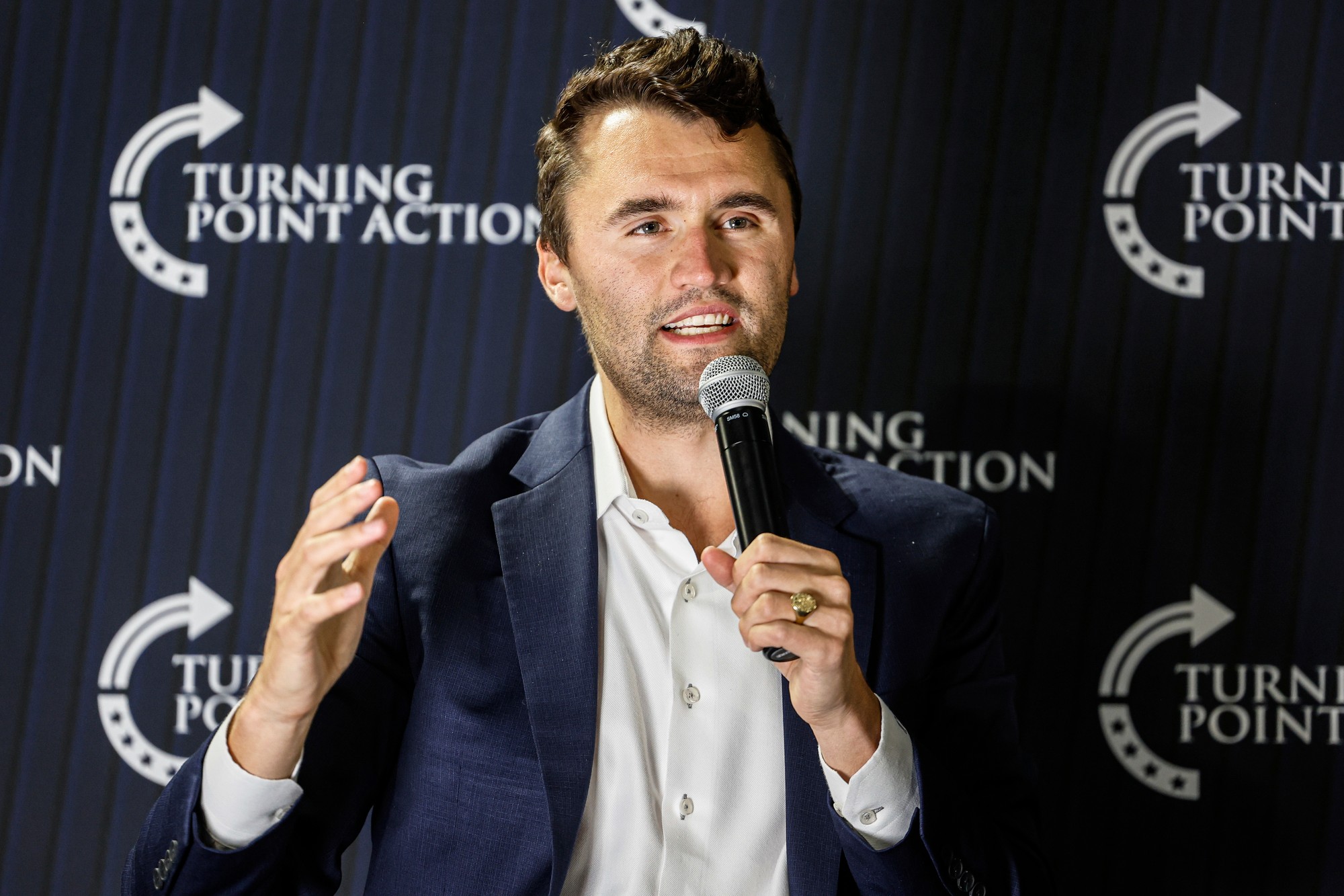 Americký pravicový mládežnícky aktivista Charlie Kirk († 31).