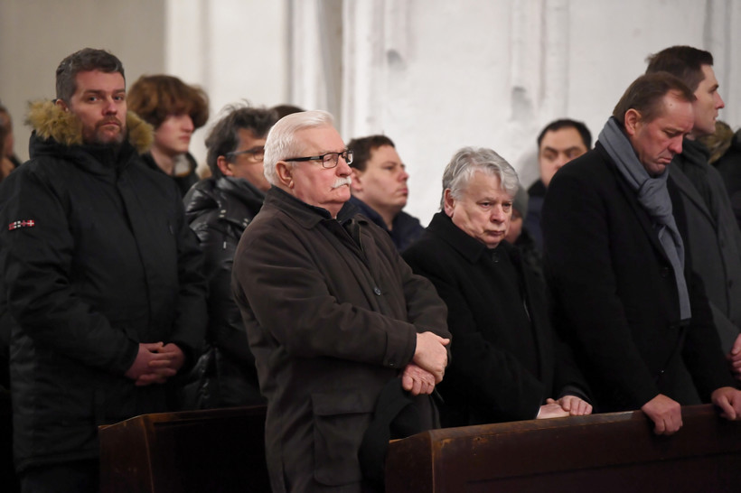 Były prezydent Lech Wałęsa (C front) oraz wicemarszałek Senatu Bogdan Borusewicz (3P) podczas mszy św. za duszę zmarłego prezydenta Gdańska