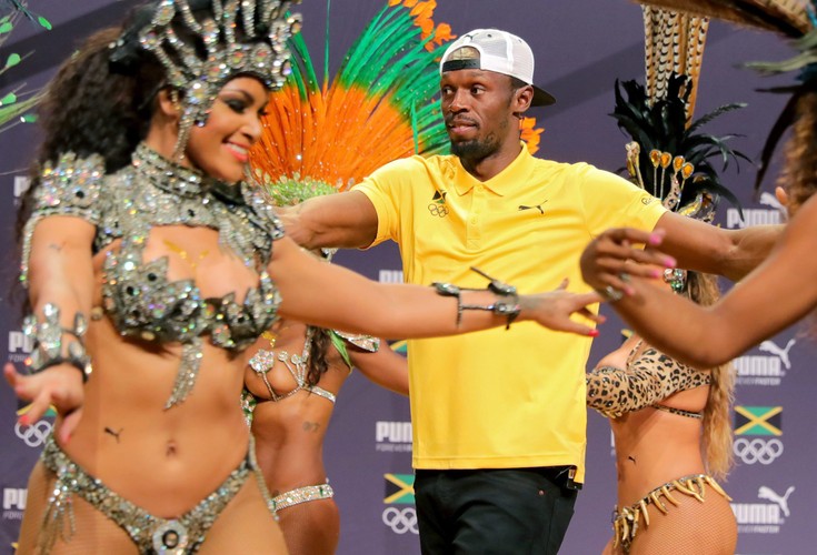 Usain Bolt w Rio de Janeiro tańczył sambę z pięknymi tancerkami