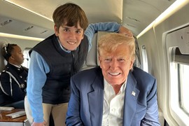 "Nema ni 13 godina, a TO STE MU STAVILI U RUKE? Stvarno bolesno!", ljudi ZGROŽENI zbog fotografija TRAMPOVOG UNUKA: Kada su videli OVAJ DETALJ, još više su im pali u očima