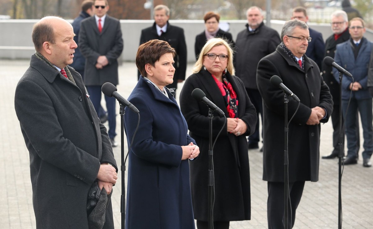 Od lewej: minister zdrowia Konstanty Radziwiłł, premier Beata Szydło, szefowa KPRM Beata Kempa i minister infrastruktury i budownictwa Andrzej Adamczyk 