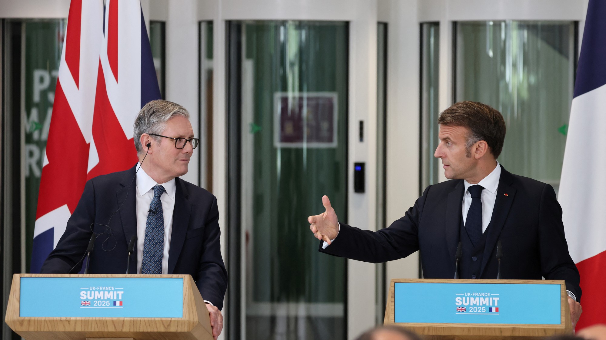 Britský premiér Keir Starmer a francúzsky prezident Emmanuel Macron.