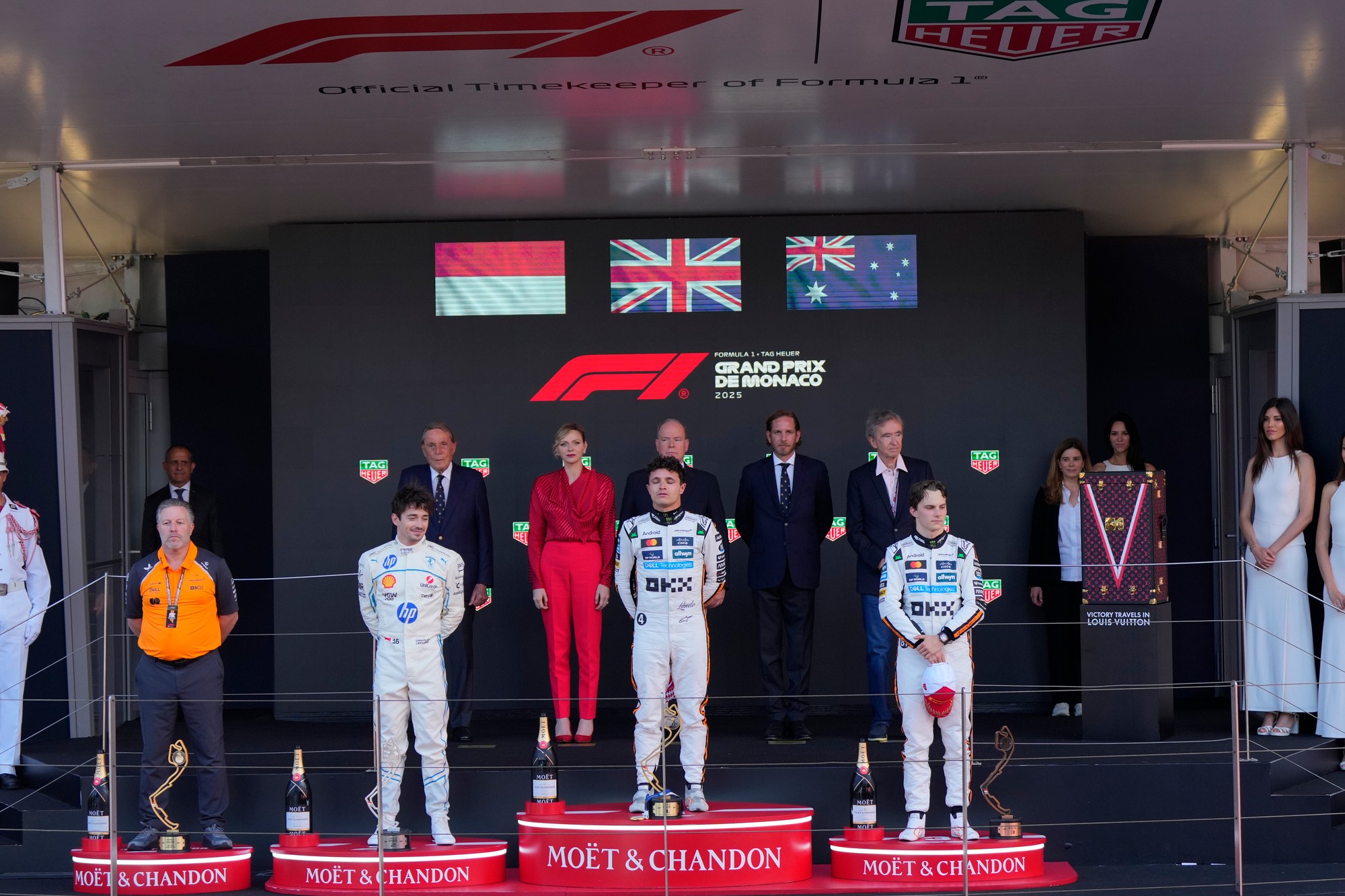Veľká cena Monaka: Charles Leclerc, Lando Norris a Oscar Piastri na pódiu. 