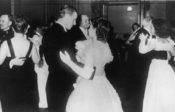  1947. július 17-én jelentek meg először nyilvános eseményen jegyesekként. 