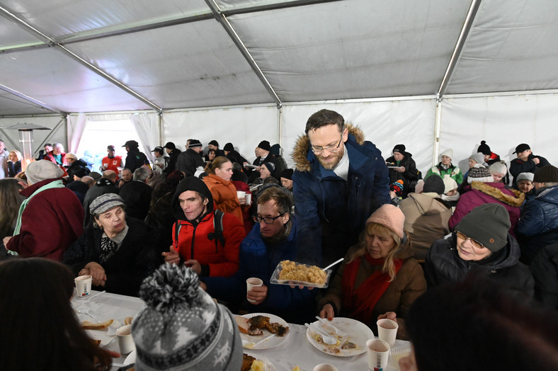 Zbigniew Bogucki podczas rozdawania posiłku na wigilii dla bezdomnych i potrzebujących