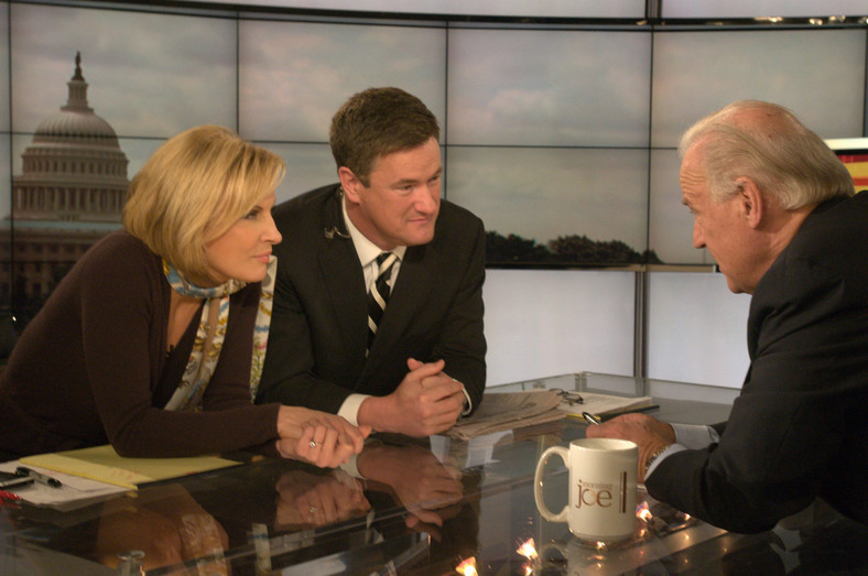 Ówczesny wiceprezydent USA Joe Biden (z prawej) jako gość "Morning Joe". Grudzień 2009 r.