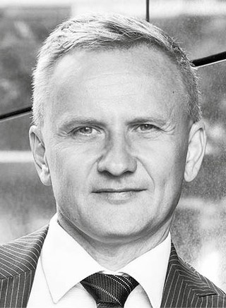 Bartosz Marczuk ekspert Instytutu Sobieskiego, w latach 2015–2018 podsekretarz stanu w Ministerstwie Rodziny, Pracy i Polityki Społecznej, następnie wiceprezes w Polskim Funduszu Rozwoju