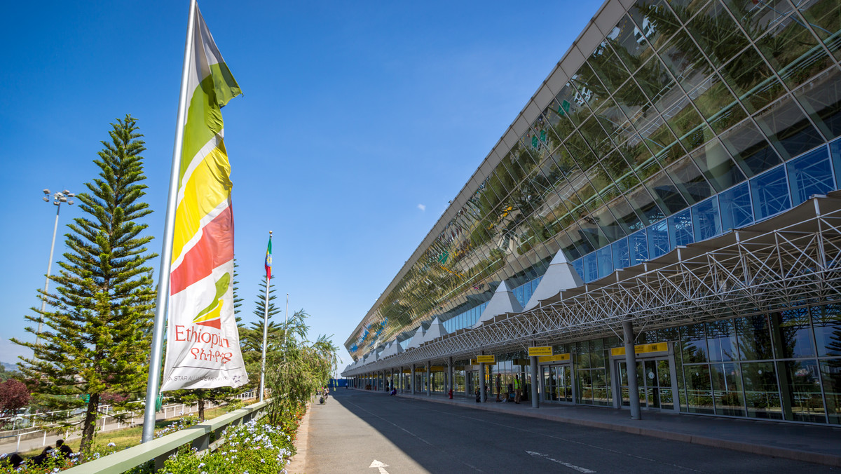 Etiopscy kontrolerzy ruchu lotniczego ostrzegli w sobotę linie lotnicze, iż przebywanie w przestrzeni powietrznej w rejonie międzynarodowego portu lotniczego w stolicy kraju - Addis Abebie wiąże się z ryzykiem z powodu prowadzonego przez nich strajku. Domagają się oni podwyżek płac.