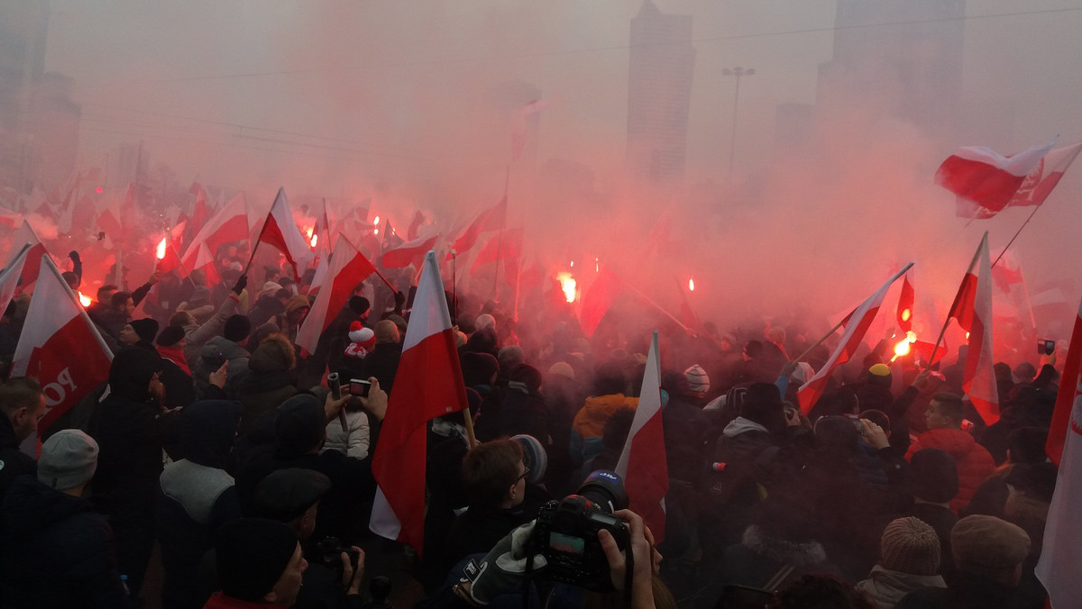 Warszawska prokuratura prowadzi śledztwo w sprawie zniszczenia żółto-niebieskiej flagi podczas obchodów Święta Niepodległości w Warszawie. Śledczy odpowiedzą na pytanie, czy spalono flagę w barwach Śląska czy Ukrainy. Tymczasem oświadczenia w tej sprawie wydał Ruch Narodowy oraz 14 organizacji skupionych w Radzie Górnośląskiej.