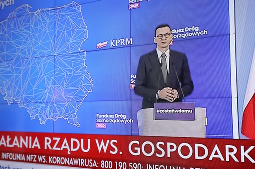 Warszawa, 15.04.2020. Koronawirus w Polsce. Transmisja konferencji prasowej premiera RP Mateusza Morawieckiego (na ekranie) z KPRM w Warszawie, 15 bm. Konferencja dotyczyła działań rządu ws. gospodarki w obliczu epidemii koronawirusa.