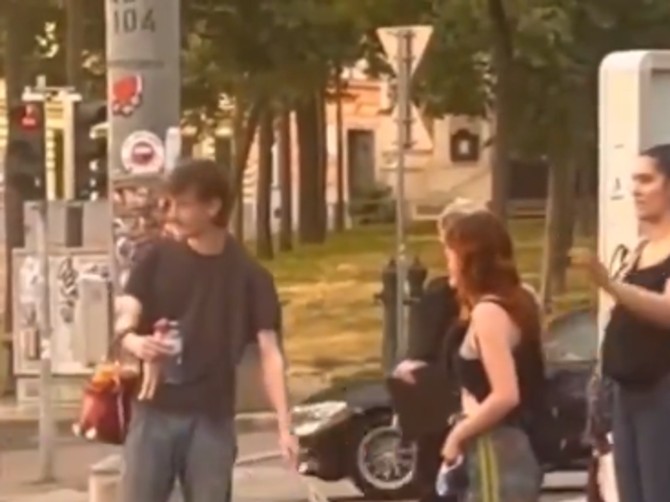 Snimak dve žene koje se identifikuju kao psi šokira svet: Vlasnici ih šetaju na lancu