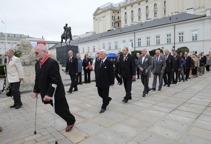 Warta honorowa przed Pałacem Prezydenckim, dla upamiętnienia Lecha i Marii Kaczyńskich oraz osób zmarłych w katastrofie smoleńskiej