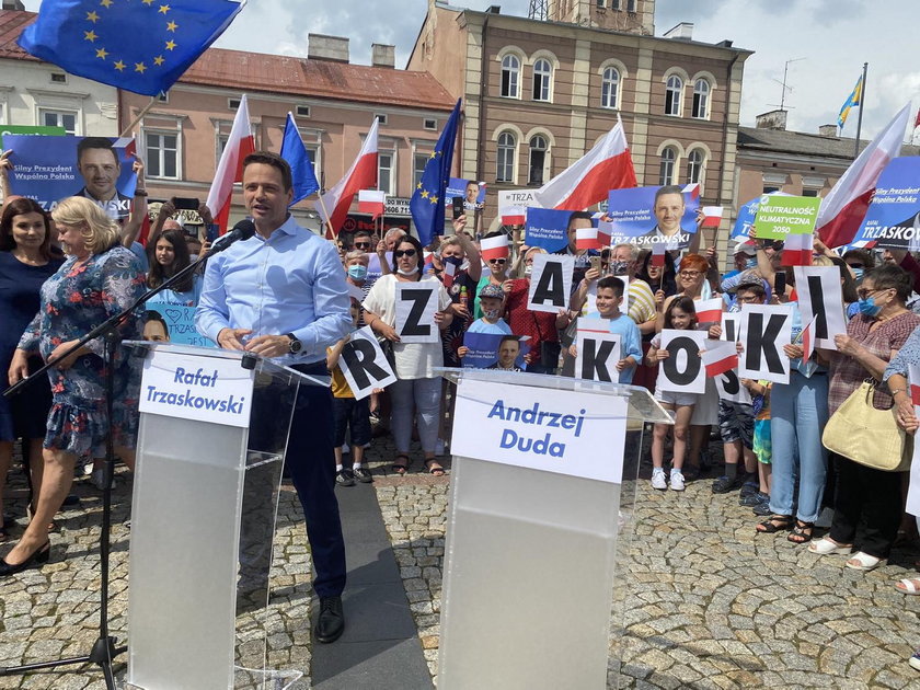 Trzaskowski wozi po Polsce pustą mównicę