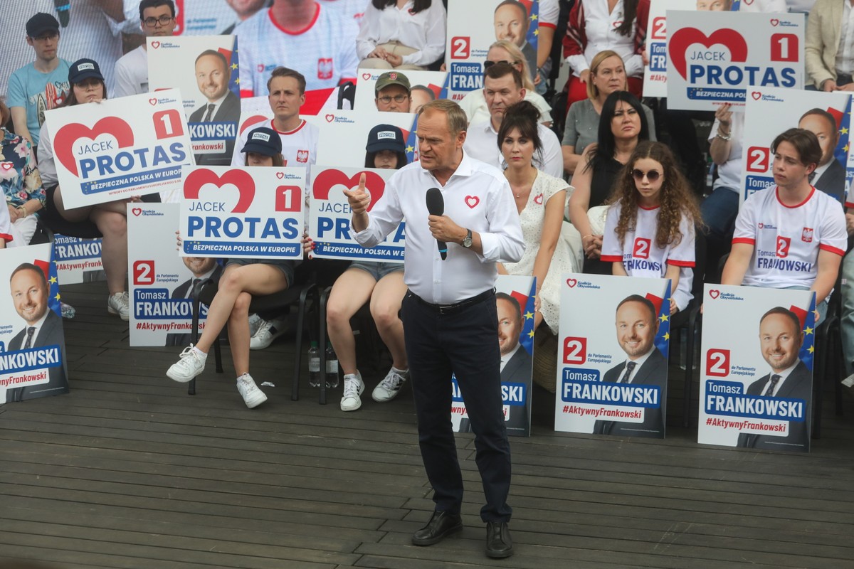 Białystok, 24.05.2024. Premier Donald Tusk (C) podczas otwartego spotkania z mieszkańcami miasta w Amfiteatrze Opery i Filharmonii Podlaskiej w Białymstoku, 24 bm. (amb) PAP/Artur Reszko