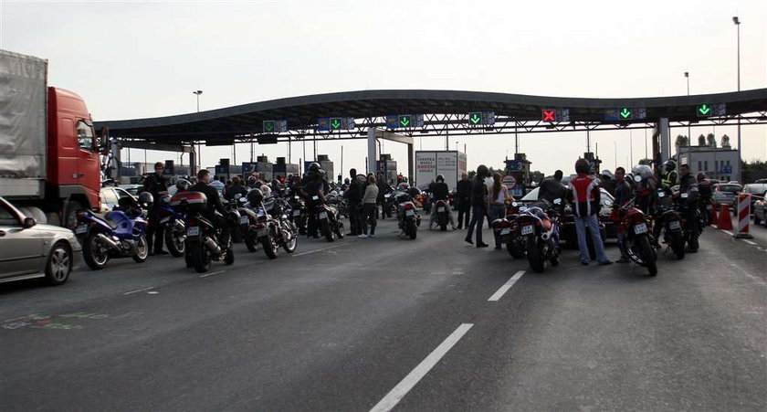 Motocykliści zablokowali autostradę