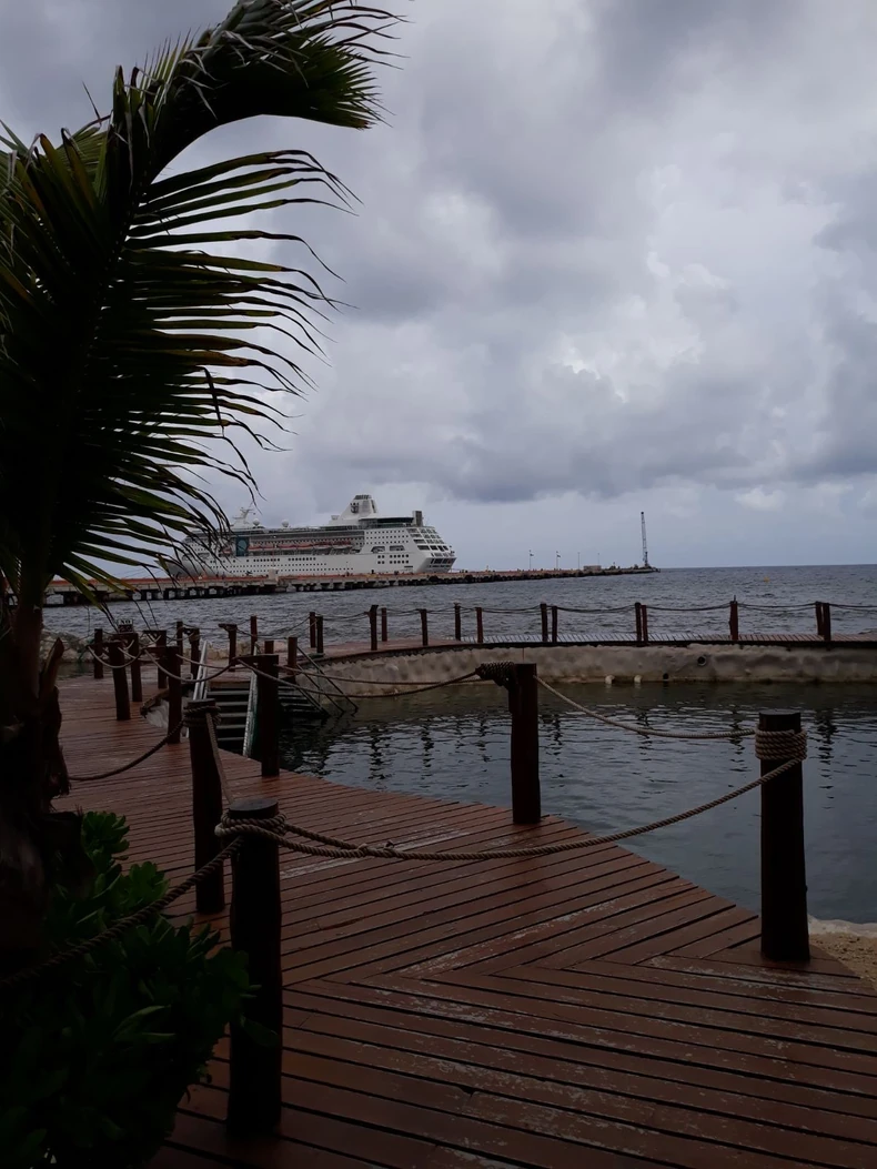 Jedan od brojnih usidrenih kruzera