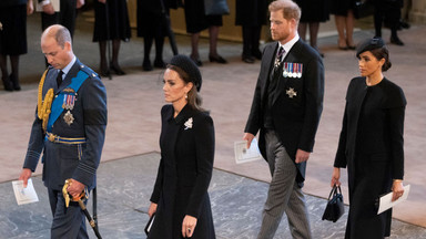 Harry wraca do Wielkiej Brytanii na rocznicę śmierci królowej. Meghan zabraknie