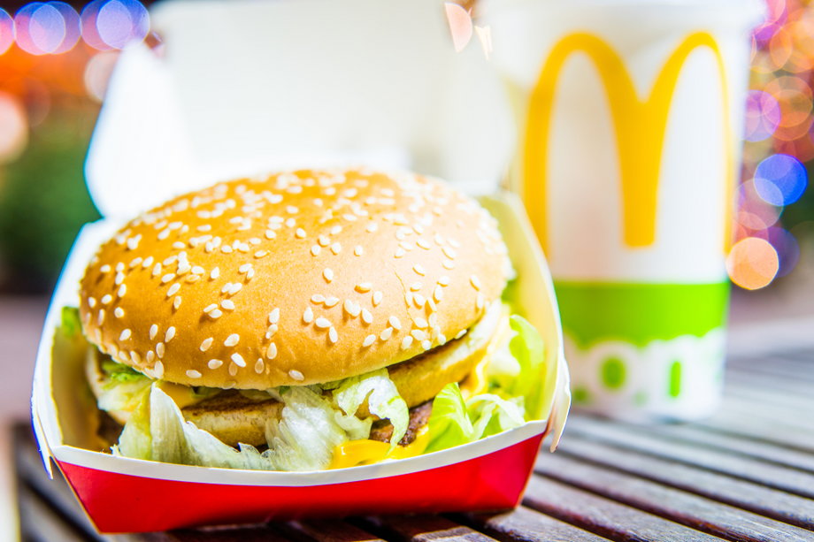 Big Mac istnieje na rynku od 1968 roku. To jeden z najbardziej charakterystycznych produktów McDonald's, sprzedawany w ponad 100 krajach na świecie