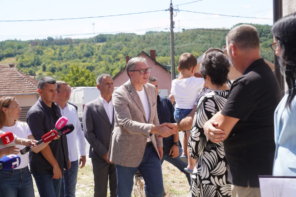  Aleksandar Vučić, u okviru posete Topličkom okrugu, obilazi domaćinstvo porodice Veljić u Blacu