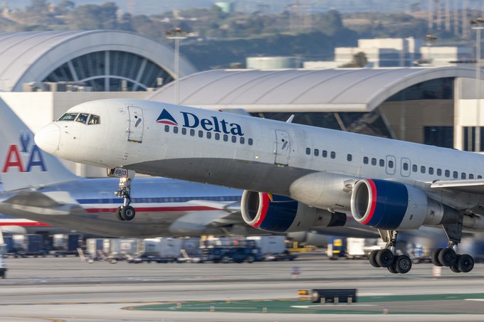 Delta Air: kevesebb fizetést kap, aki nincs beoltva koronavírusra