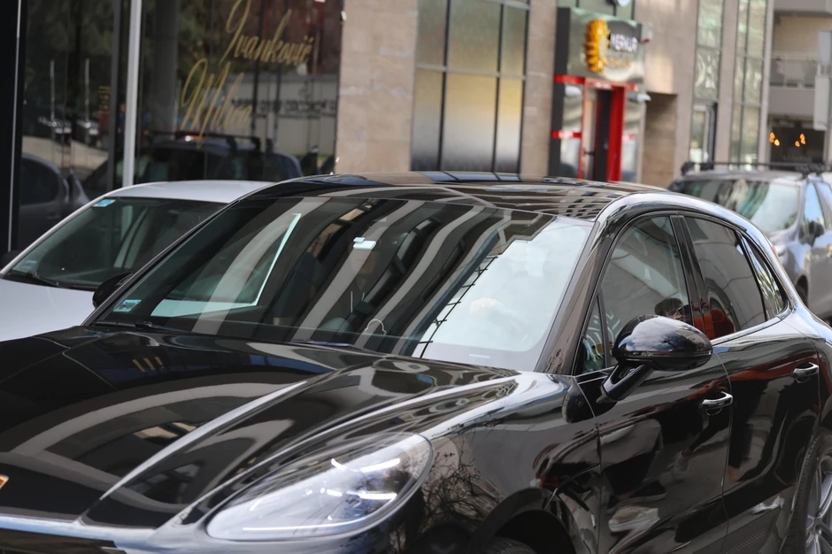 Jelisaveta vozi muža u skupocenom automobilu