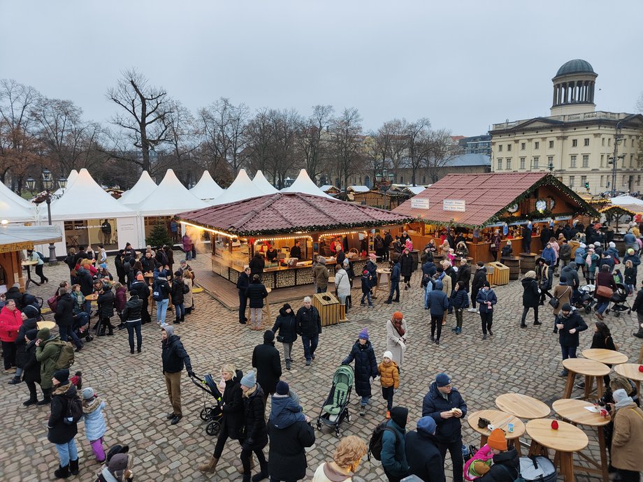 Widok na jarmark w Charlottenburgu