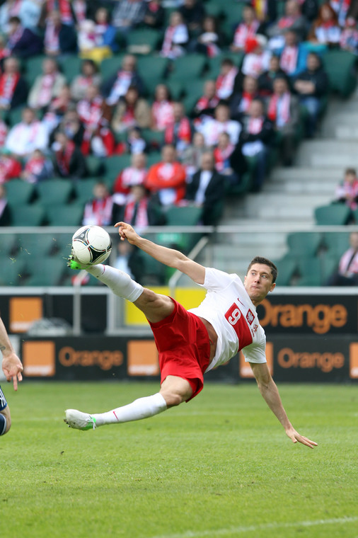 Robert Lewandowski strzela gola w meczu Polska - Andora (2012 r.)
