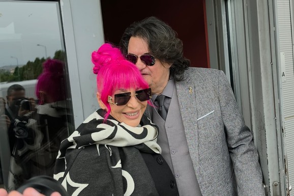 KEMIŠ JE LJUBI U GLAVU, A ONA NE SKIDA OSMEH Zorica Brunclik stigla na treći dan snimanja Pinkovih Zvezda, zet joj pomaže da izađe iz kombija