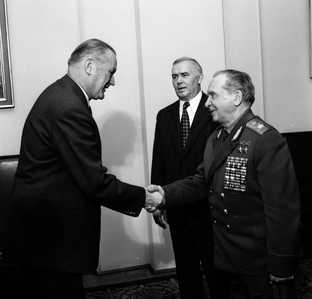 Warszawa 10.1973 30. rocznica Ludowego Wojska Polskiego. Premier Piotr Jaroszewicz (L) wita przewodniczącego delegacji weteranów z ZSRR gen. armii Pawła Batowa