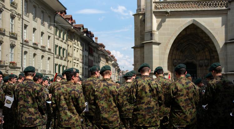 Svájci katonák egy berni felvonuláson. 