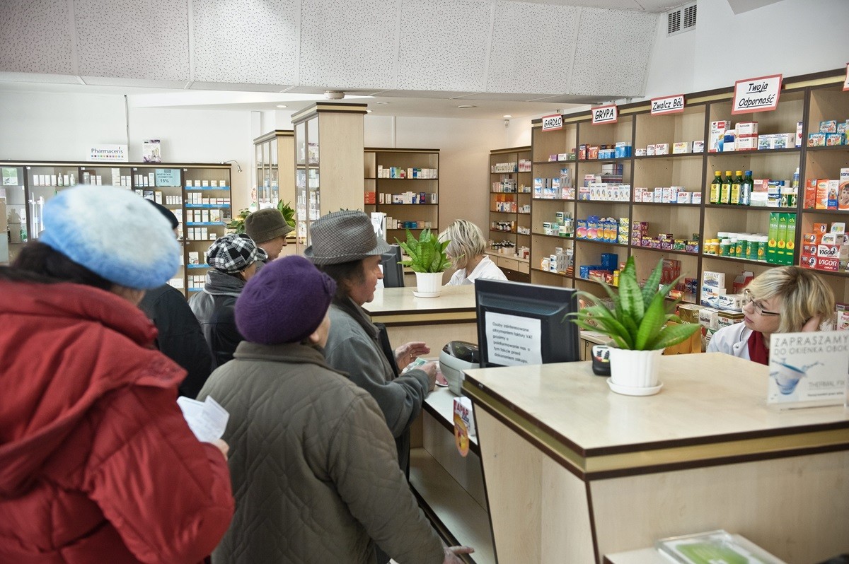 Seniorzy stojący w kolejce w aptece – możliwe limity na darmowe leki i cięcia w ochronie zdrowia w 2026 r.